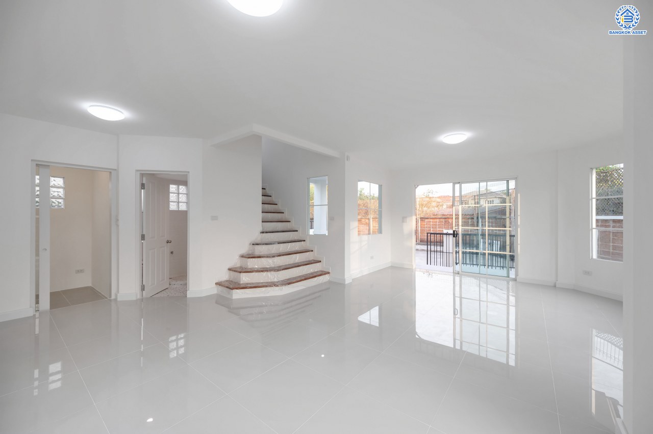 บ้านมือสองตกแต่งใหม่ โครงการ ชัยพฤกษ์ ติวานนท์-ราชพฤกษ์1 หลังมุม เนื้อที่ 68.4 ตร.ว. ฟังก์ชัน 3 ห้องนอน 2 ห้องน้ำ จอดรถได้ 2 คัน สภาพแวดล้อมดี บนทำเลศักยภาพ หน้าโครงการติดถนนใหญ่ เชื่อมต่อถนนราชพฤกษ์ ใกล้จุดขึ้นทางด่วน "ศรีสมาน" ใกล้ห้าง "เซ็นทรัล เวสต์เกต" และ "โรบินสัน ไลฟ์สไตล์ ศรีสมาน"...